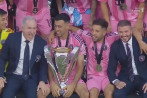 老男孩完美謝幕！奪冠慶祝布斯克茨與阿爾巴C位，身旁是老板！